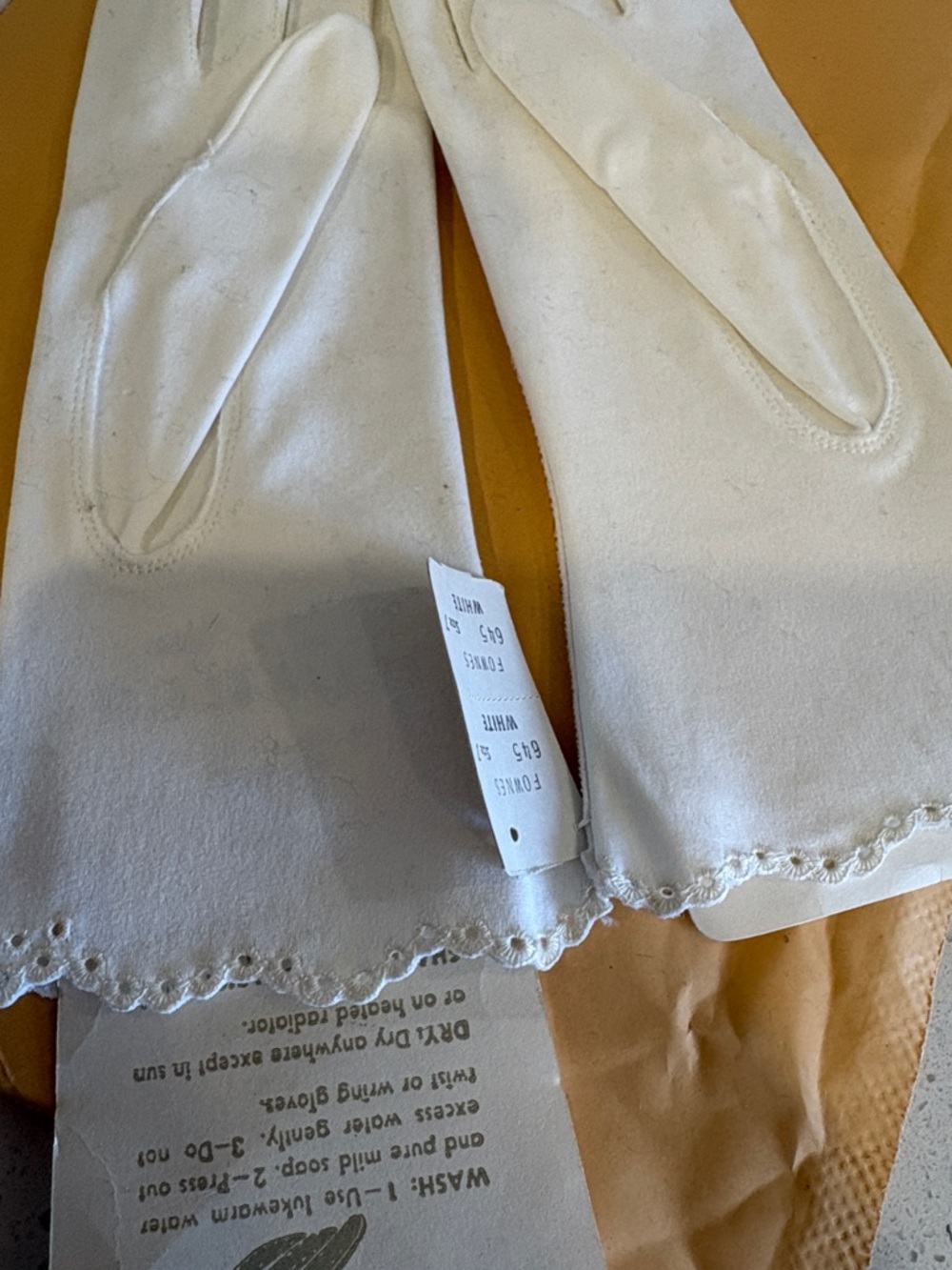 Doette White Scalloped Trim Ladies' Gloves VINTAGE - Picture 5 of 5